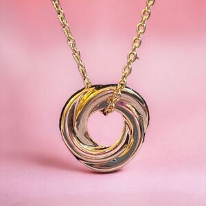Circle pendant necklace